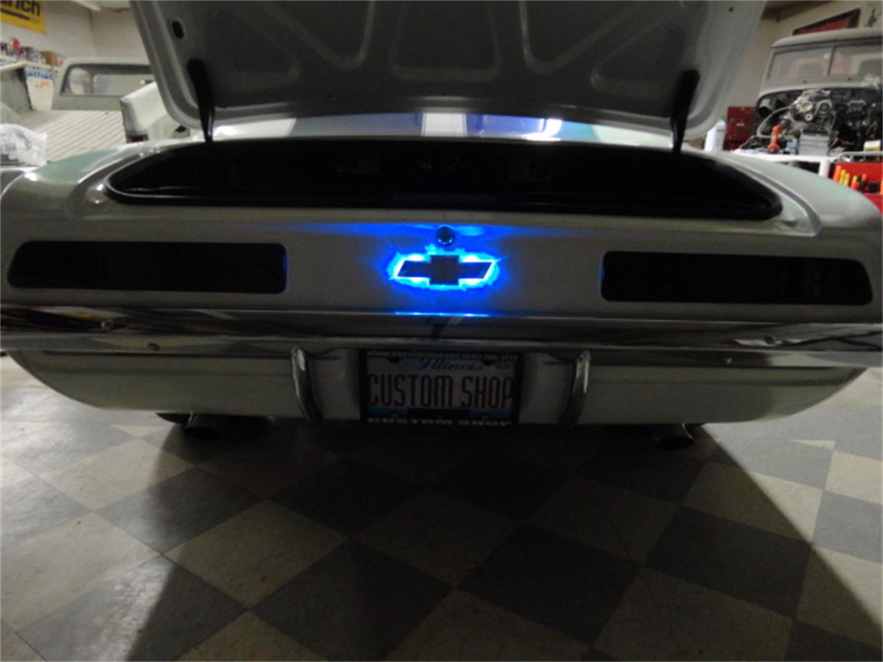 Chevrolet-Camaro-1969-White-Pearl-Black-33