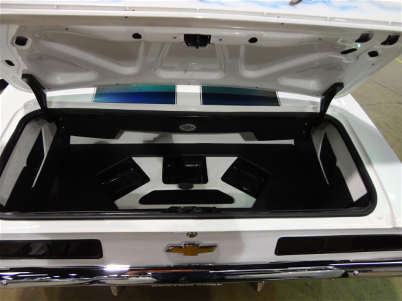Chevrolet-Camaro-1969-White-Pearl-Black-36