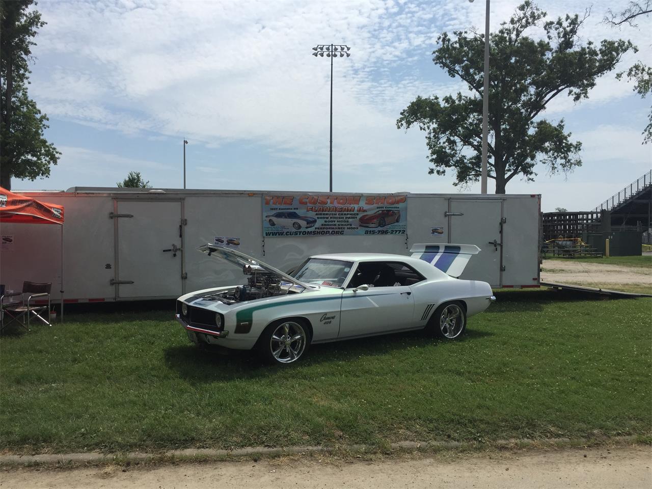 Chevrolet-Camaro-1969-White-Pearl-Black-4