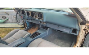 Chevrolet-Camaro-1979-White-Blue-10