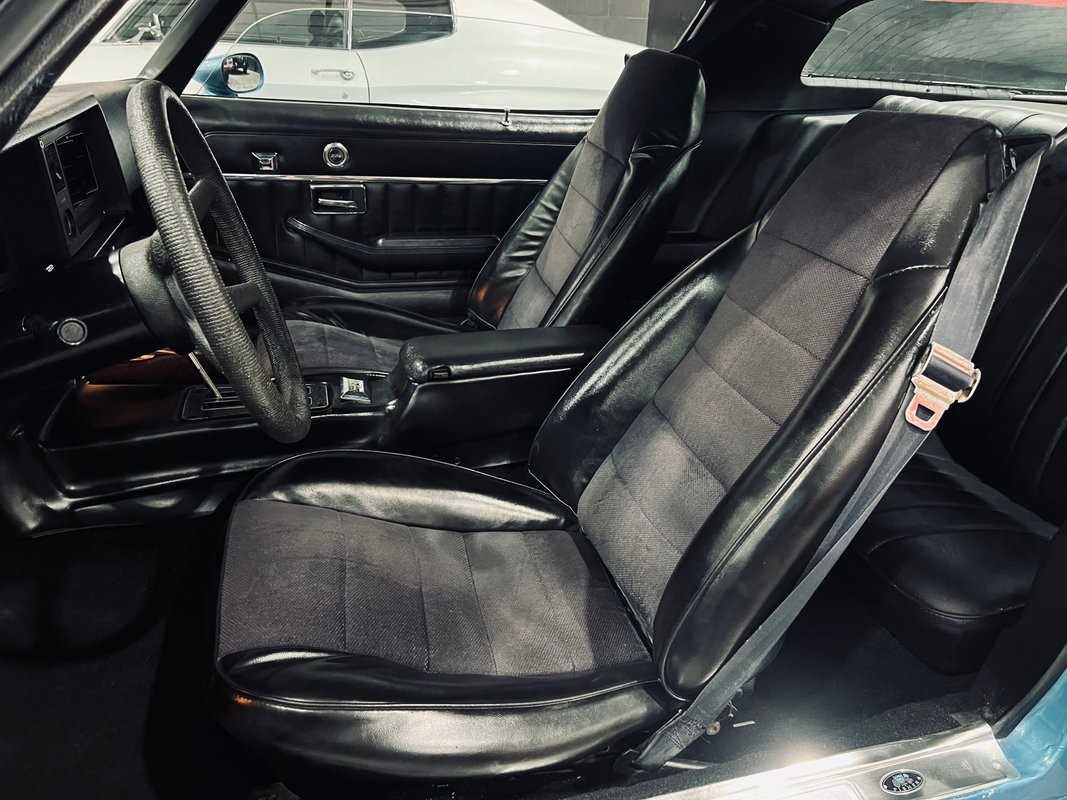 Chevrolet-Camaro-1981-Coupe-16