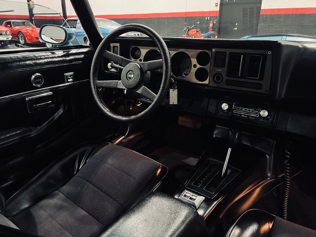 Chevrolet-Camaro-1981-Coupe-19