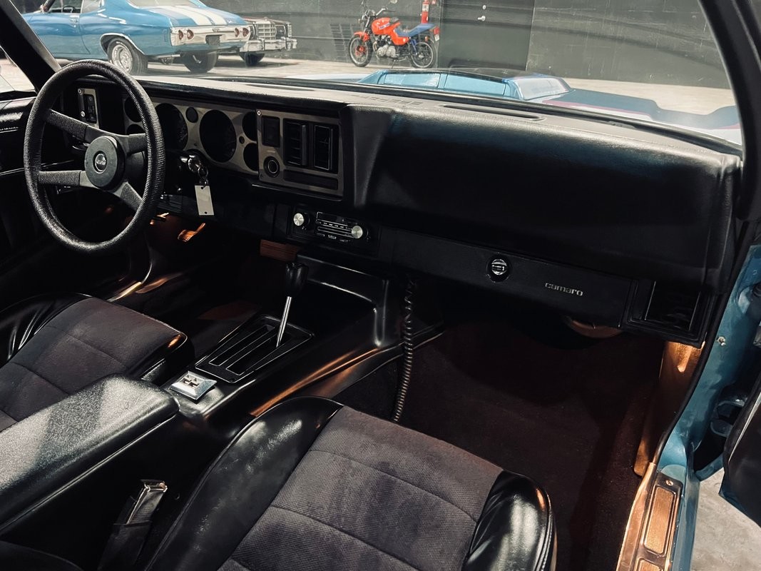 Chevrolet-Camaro-1981-Coupe-20