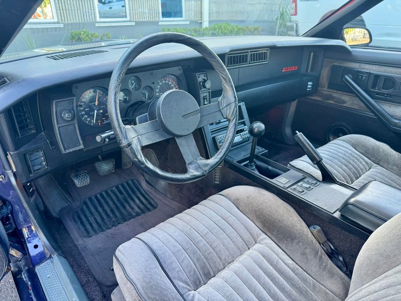 Chevrolet-Camaro-1983-Black-Gray-15