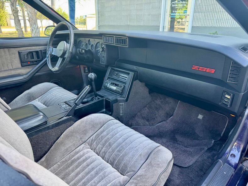 Chevrolet-Camaro-1983-Black-Gray-20