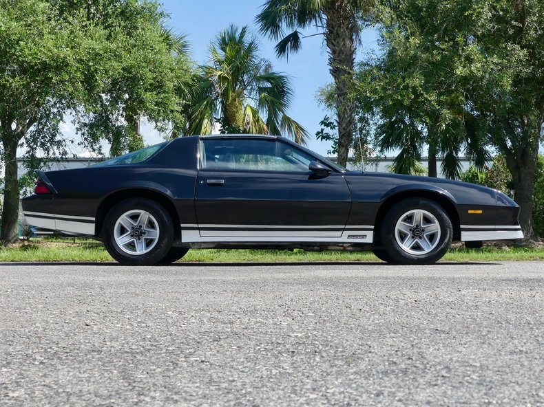 Chevrolet-Camaro-1983-Black-Gray-33