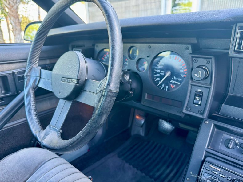 Chevrolet-Camaro-1983-Black-Gray-45