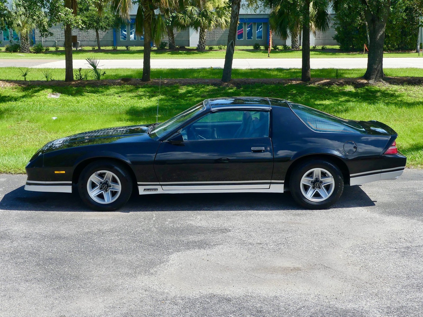 Chevrolet-Camaro-1983-Coupe-10