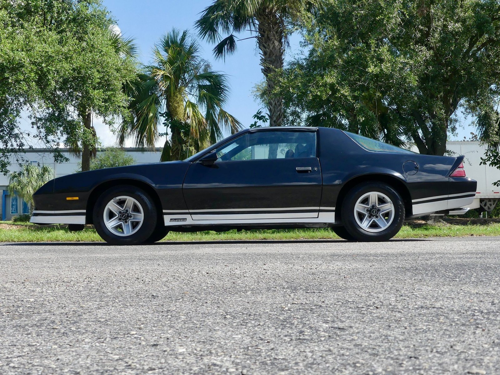 Chevrolet-Camaro-1983-Coupe-11