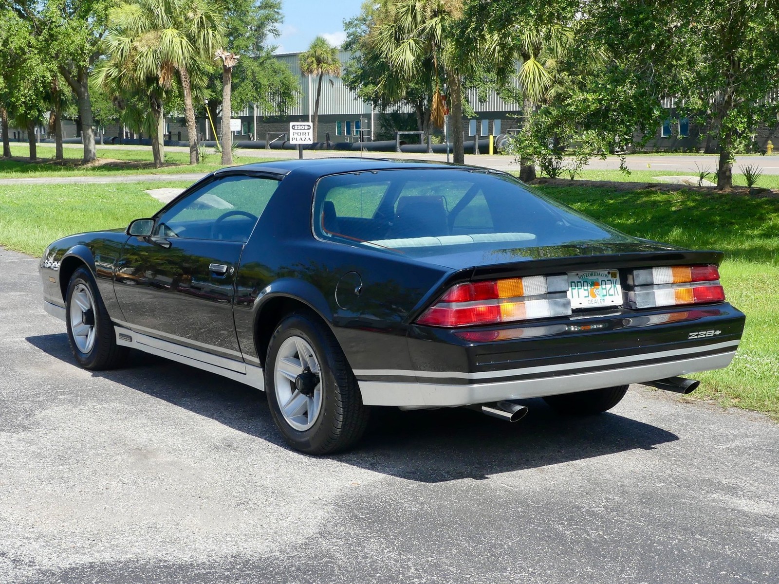Chevrolet-Camaro-1983-Coupe-12