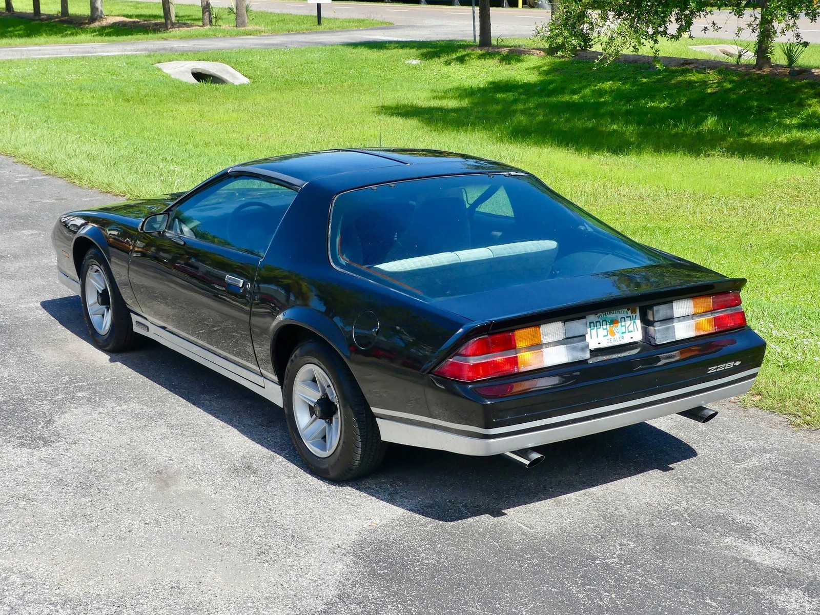 Chevrolet-Camaro-1983-Coupe-13