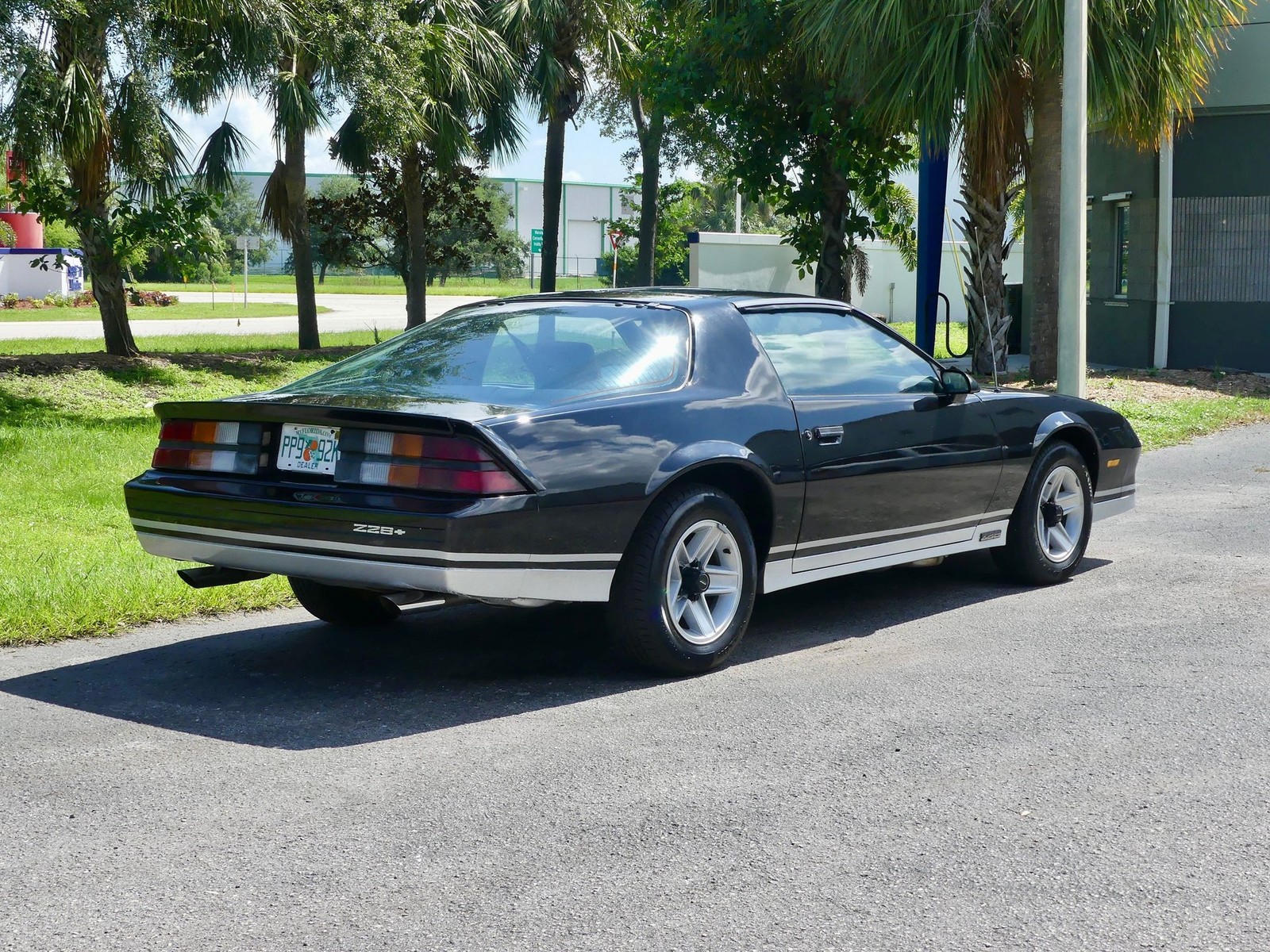 Chevrolet-Camaro-1983-Coupe-18