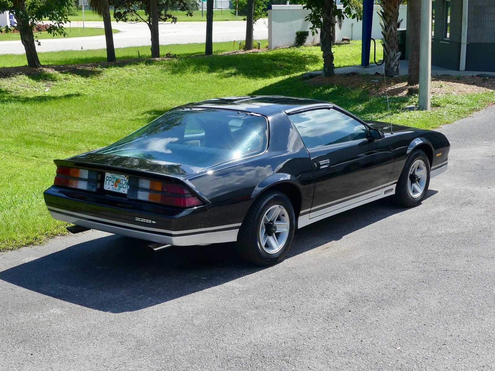 Chevrolet-Camaro-1983-Coupe-19