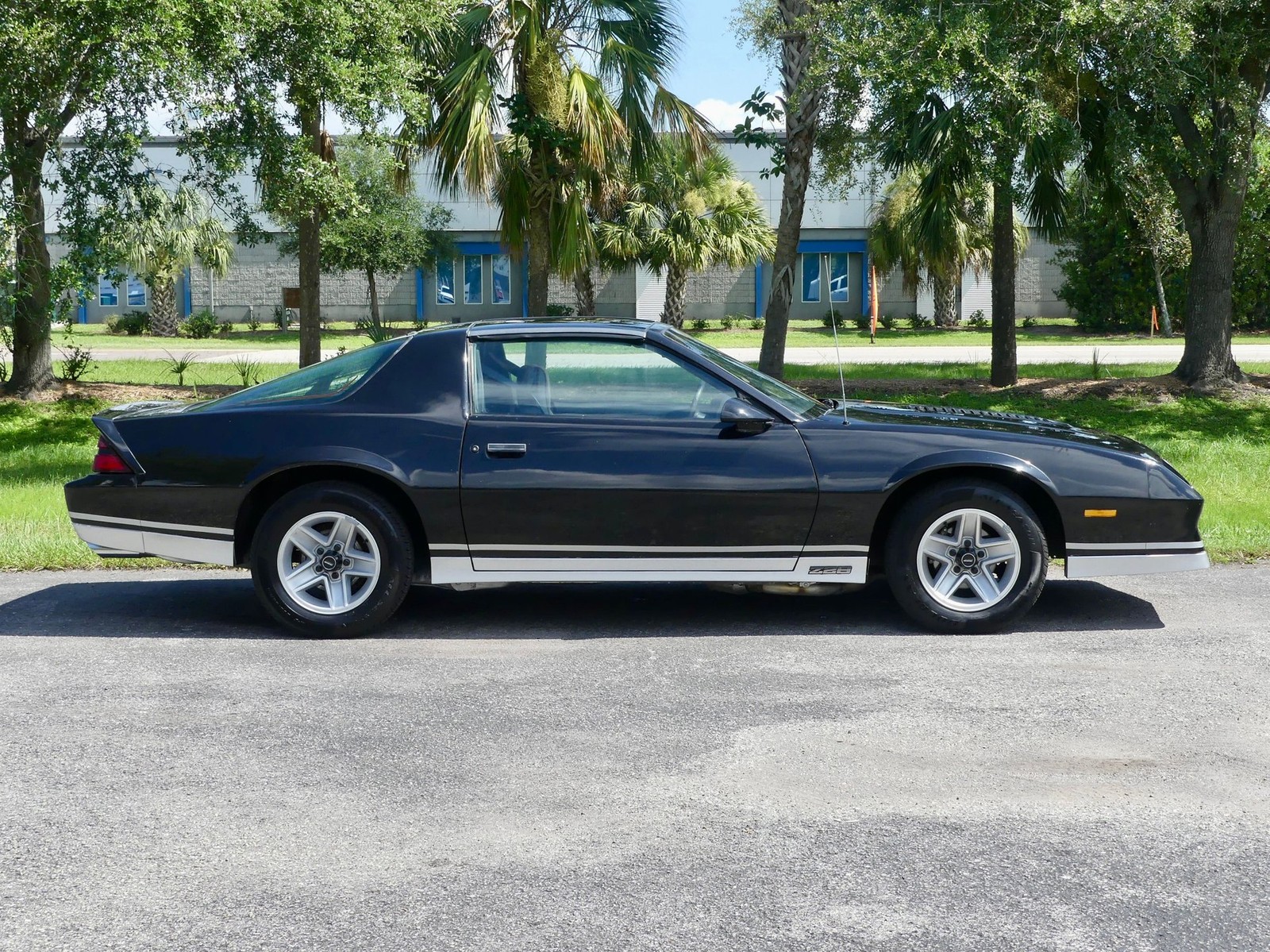 Chevrolet-Camaro-1983-Coupe-2
