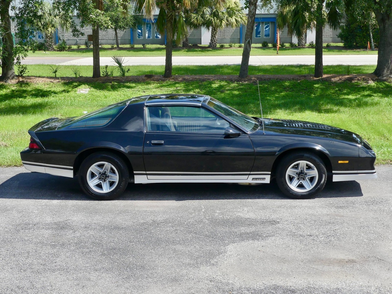 Chevrolet-Camaro-1983-Coupe-21