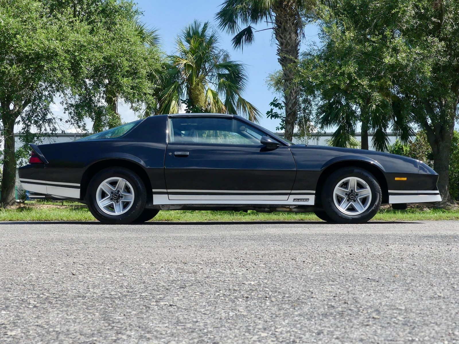 Chevrolet-Camaro-1983-Coupe-22