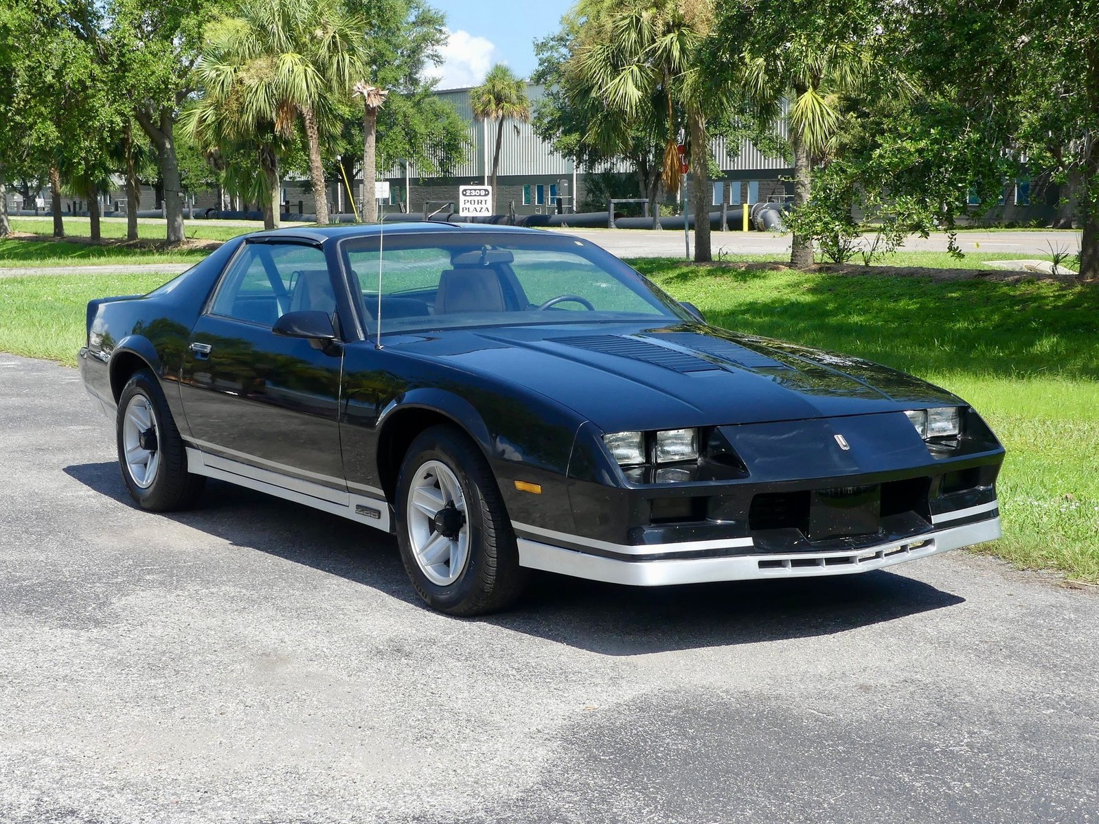 Chevrolet-Camaro-1983-Coupe-23
