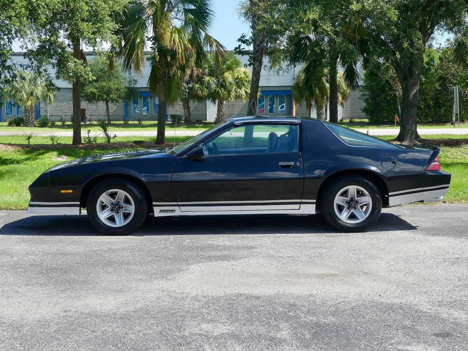 Chevrolet-Camaro-1983-Coupe-9