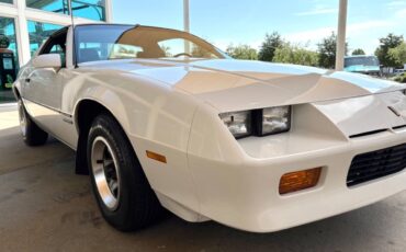 Chevrolet-Camaro-1985-Hatchback-17