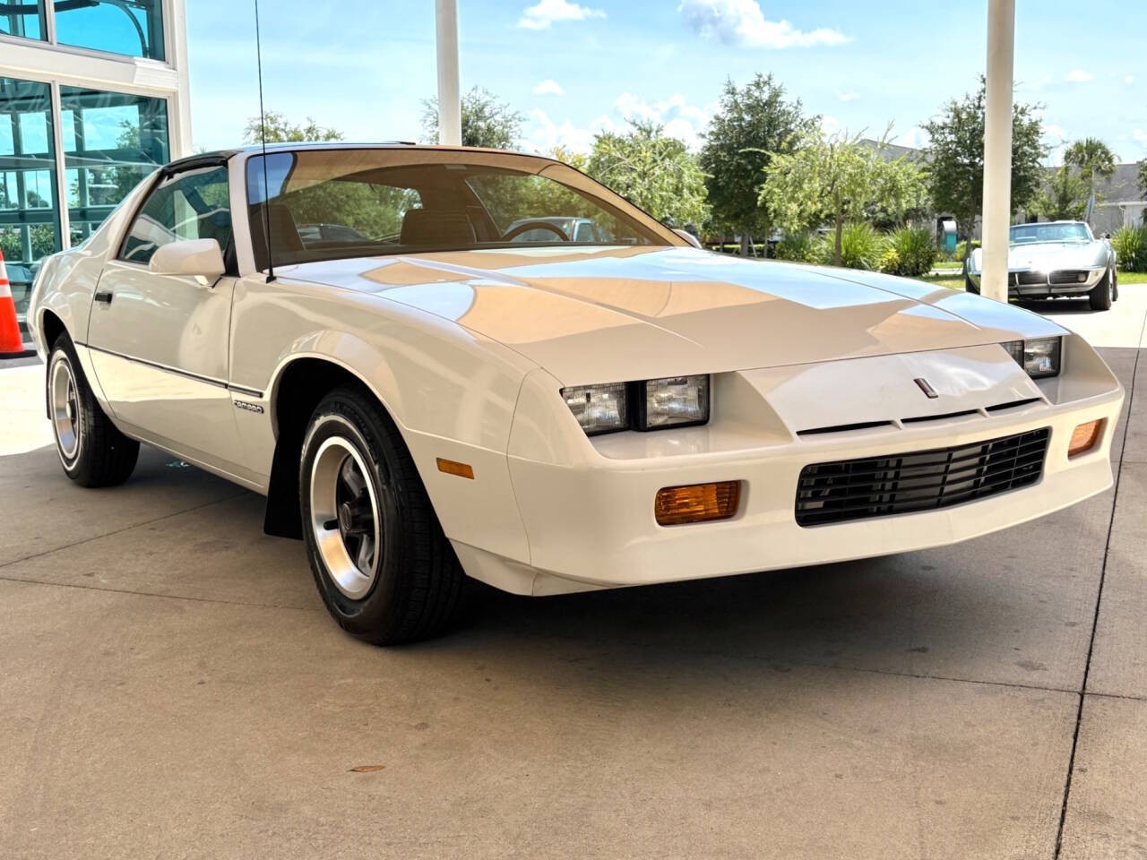 Chevrolet-Camaro-1985-Hatchback-2