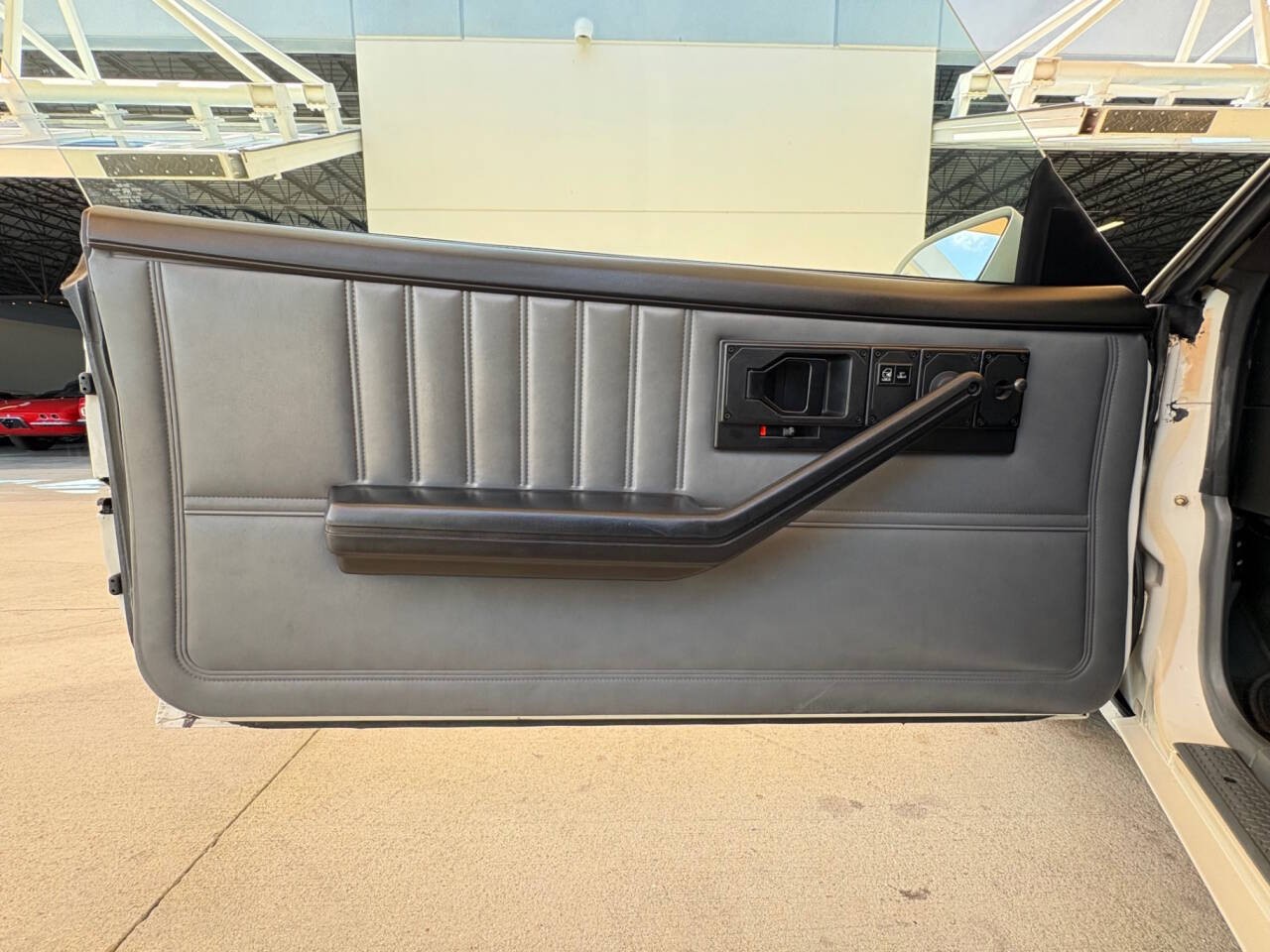 Chevrolet-Camaro-1985-Hatchback-20