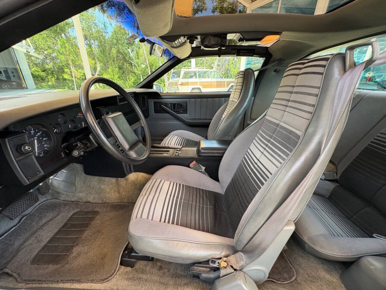 Chevrolet-Camaro-1985-Hatchback-22