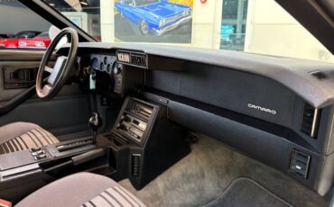 Chevrolet-Camaro-1985-Hatchback-27