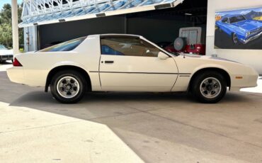 Chevrolet-Camaro-1985-Hatchback-3