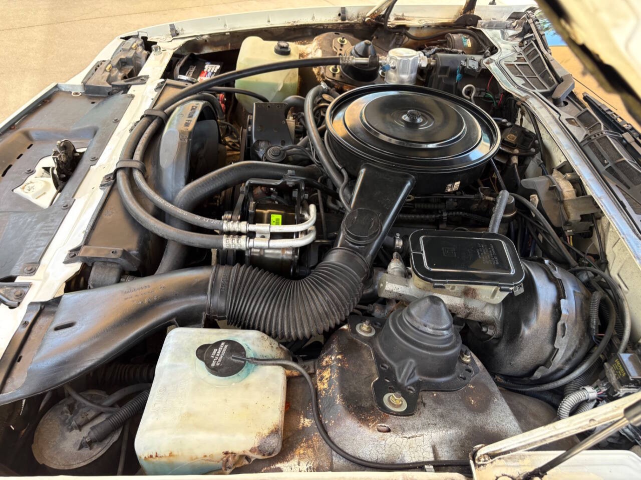 Chevrolet-Camaro-1985-Hatchback-37