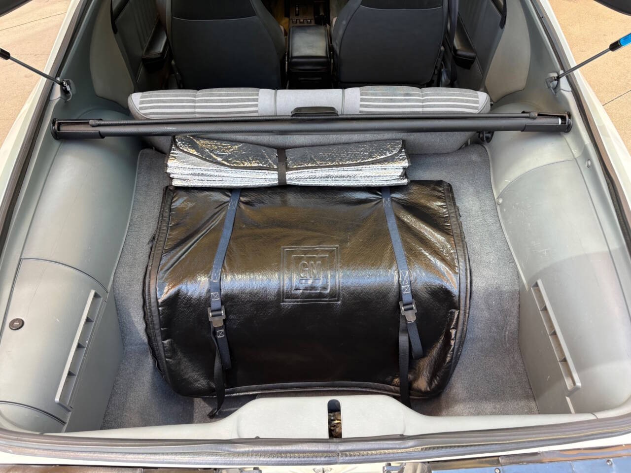 Chevrolet-Camaro-1985-Hatchback-6