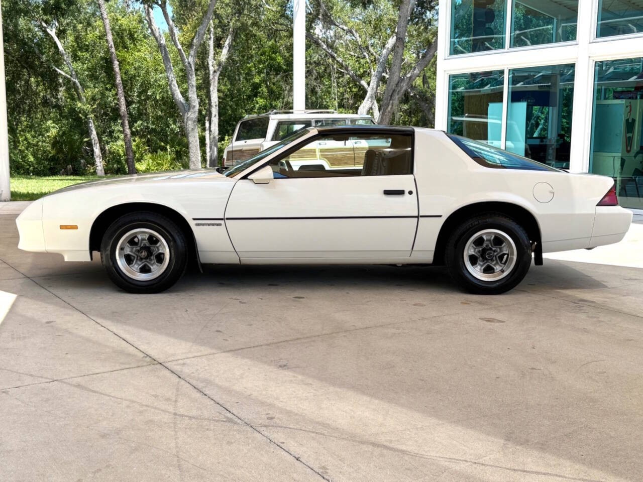 Chevrolet-Camaro-1985-Hatchback-8