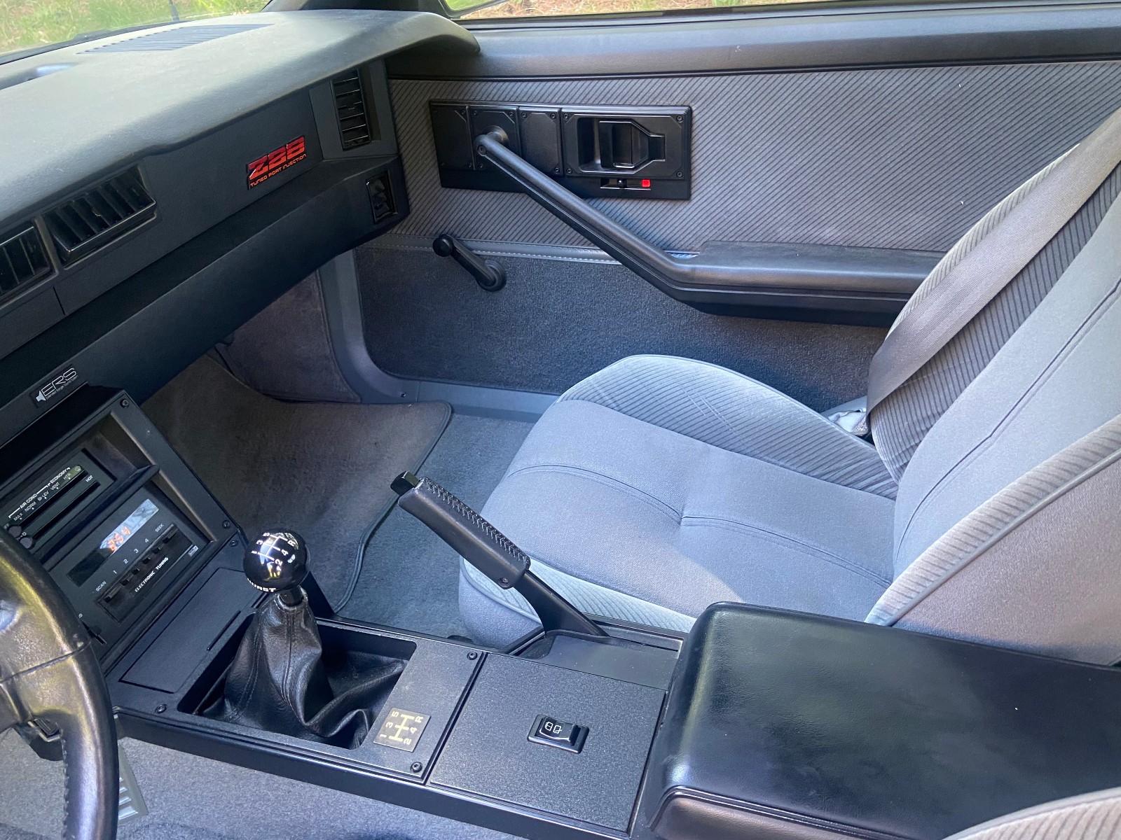 Chevrolet-Camaro-1986-Coupe-12