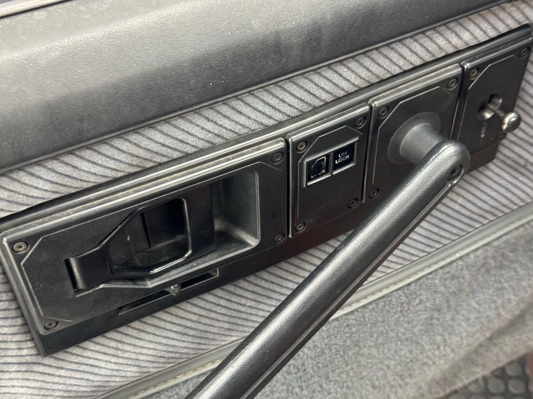 Chevrolet-Camaro-1986-Coupe-29