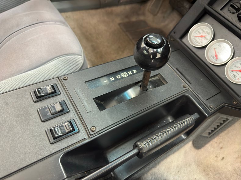 Chevrolet-Camaro-1986-Flame-Red-Metallic-Gray-11