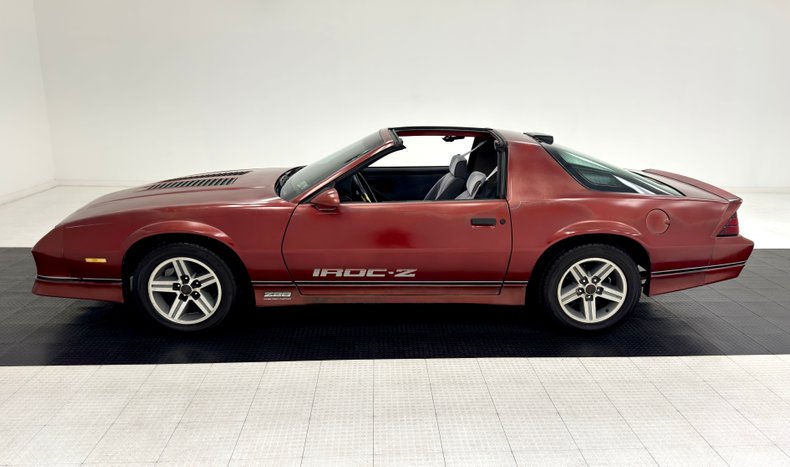 Chevrolet-Camaro-1986-Flame-Red-Metallic-Gray-2