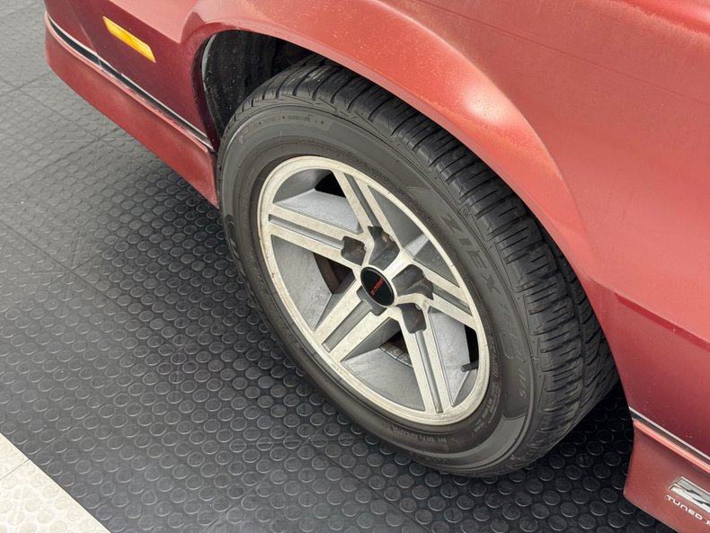 Chevrolet-Camaro-1986-Flame-Red-Metallic-Gray-24