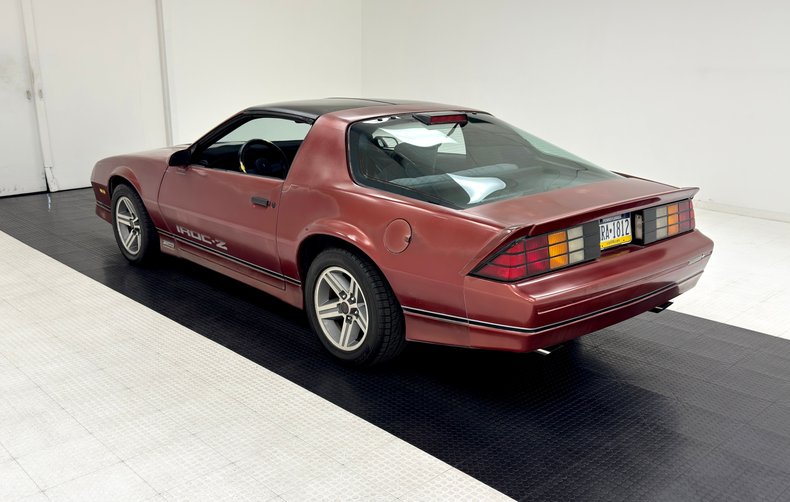 Chevrolet-Camaro-1986-Flame-Red-Metallic-Gray-3