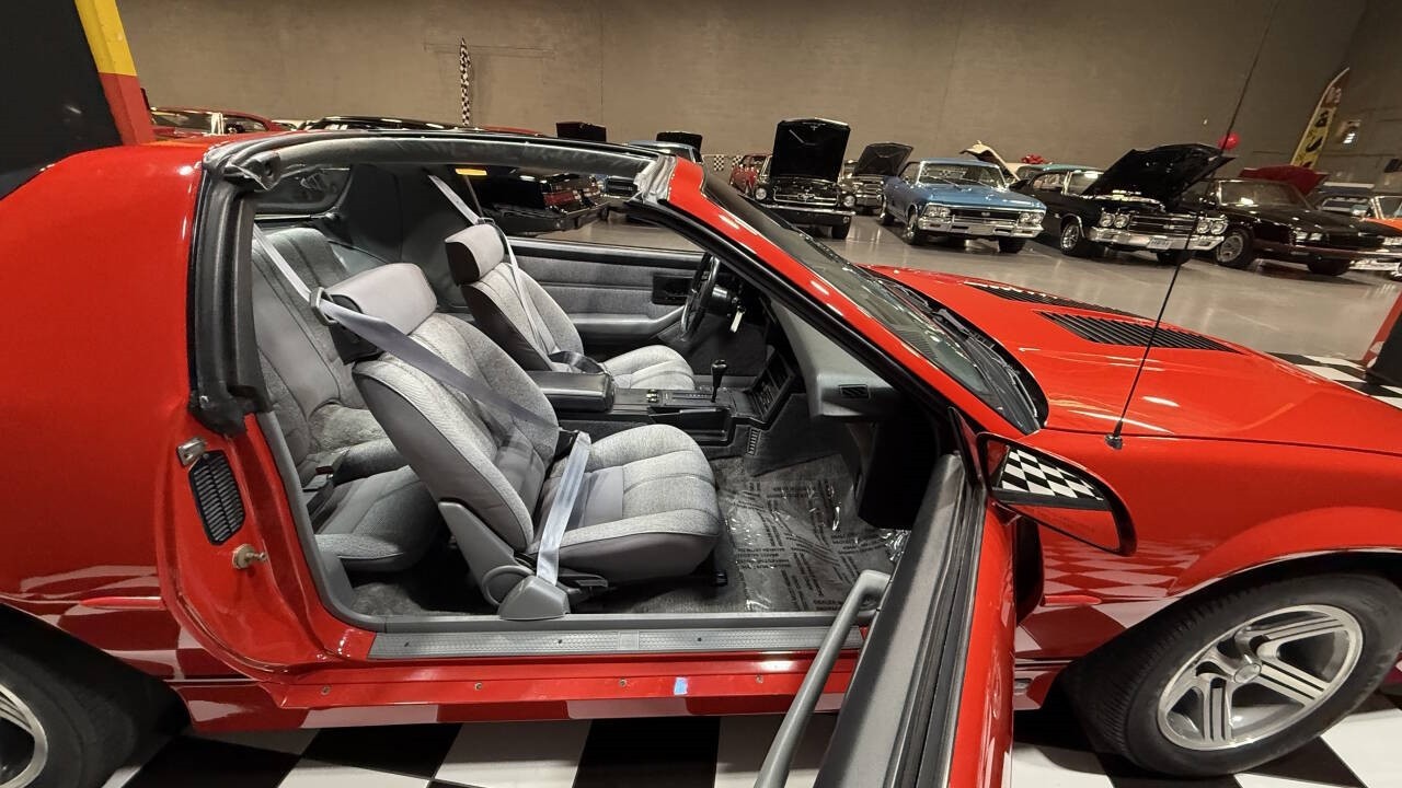 Chevrolet-Camaro-1988-Hatchback-34