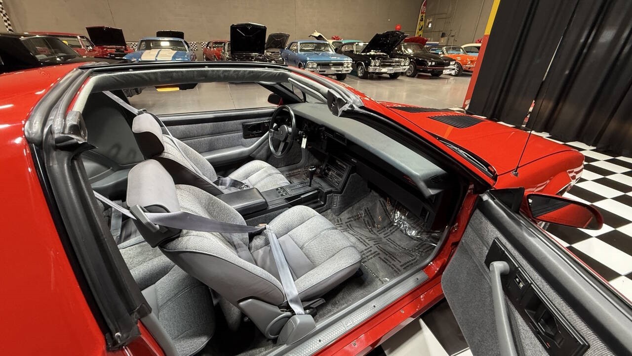 Chevrolet-Camaro-1988-Hatchback-35