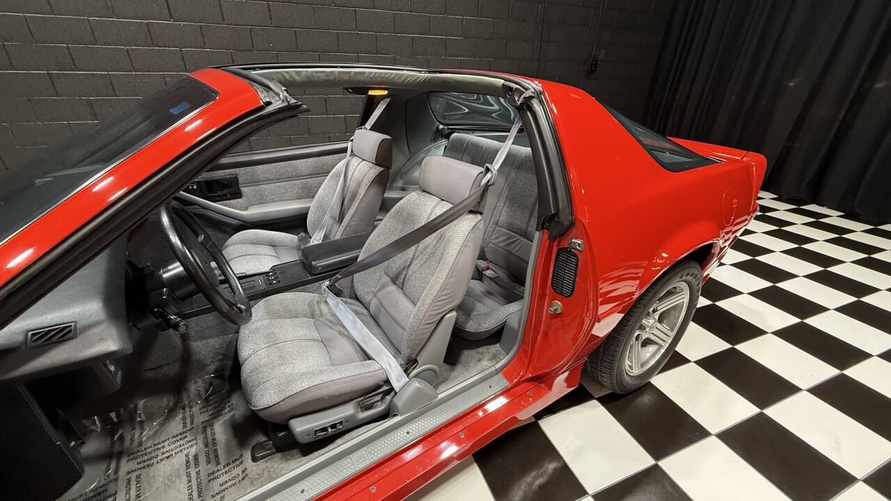 Chevrolet-Camaro-1988-Hatchback-39