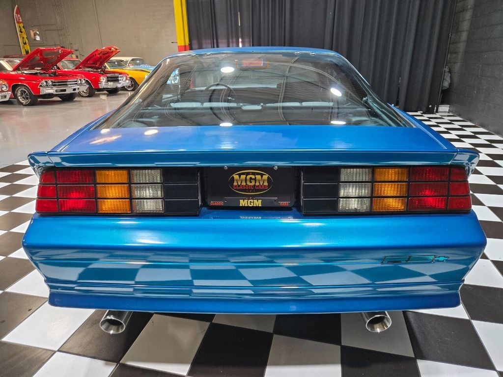 Chevrolet-Camaro-1992-Hatchback-2