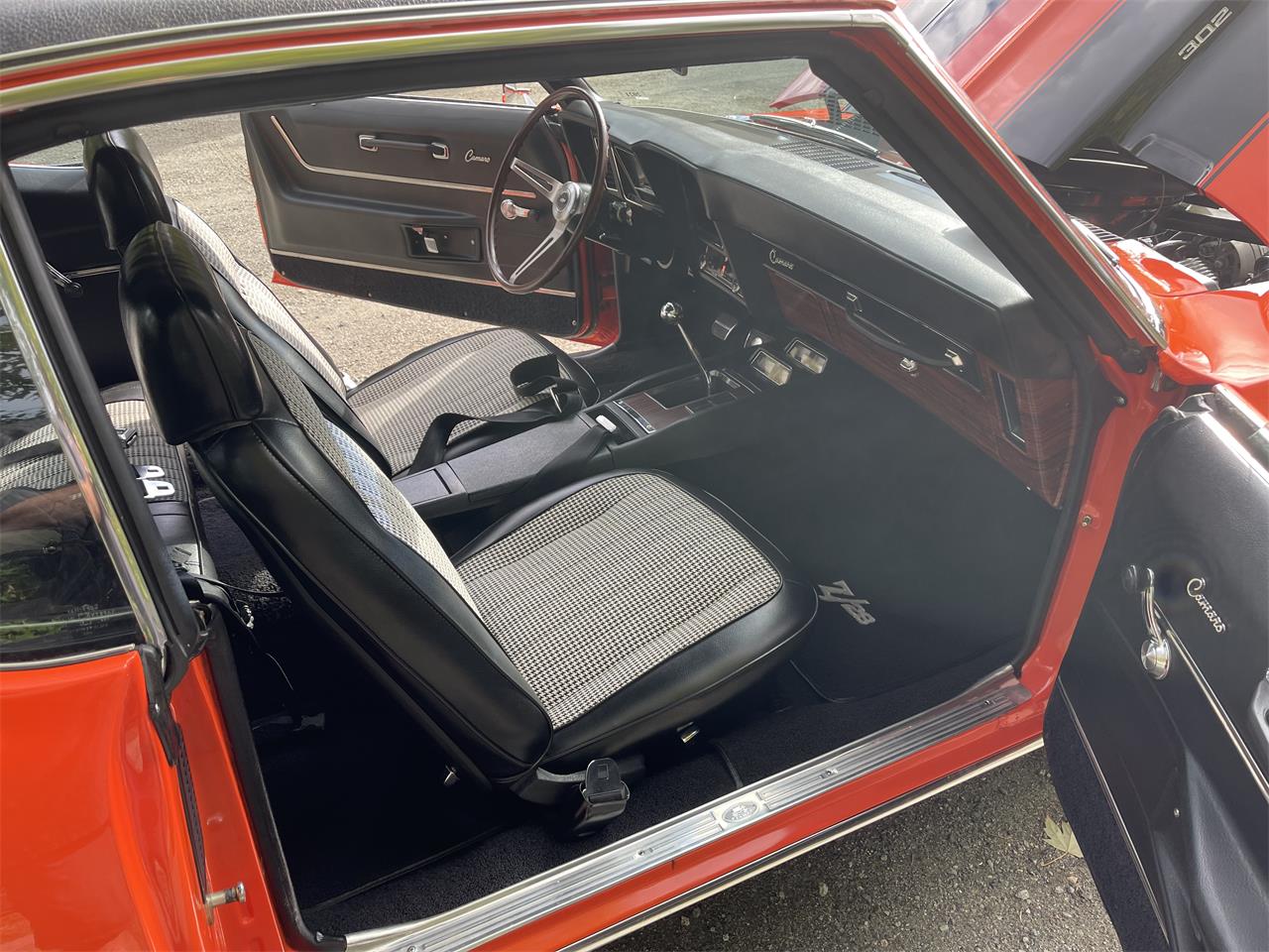 Chevrolet-Camaro-rs-z28-1969-Hugger-Orange-Black-Hounds-tooth-18