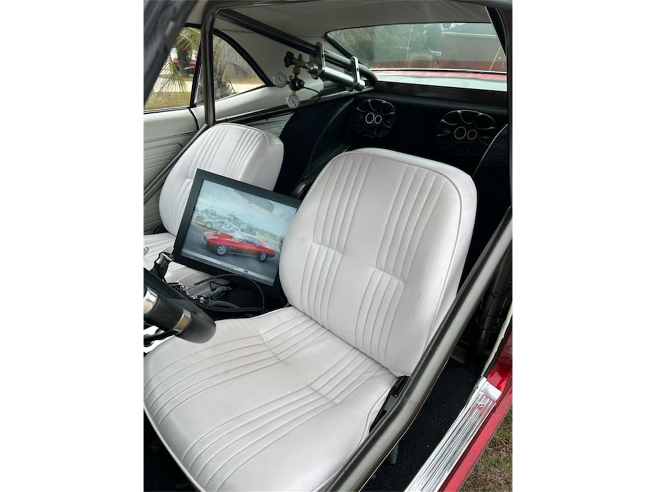 Chevrolet-Camaro-z28-1969-Candy-red-White-leather-3
