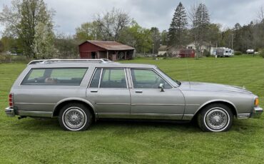 Chevrolet-Caprice-1983-Wagon-2