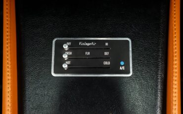 Chevrolet-Chevelle-1964-Ebony-Black-Saddle-26