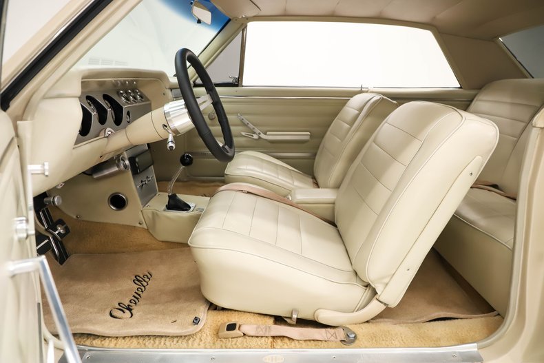 Chevrolet-Chevelle-1965-Beige-Beige-34