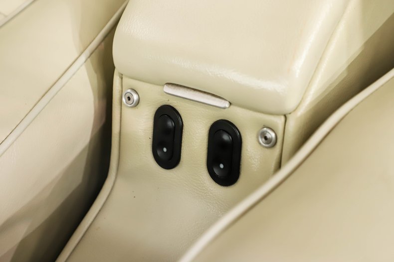 Chevrolet-Chevelle-1965-Beige-Beige-35