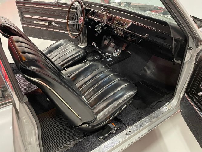 Chevrolet-Chevelle-1966-Silver-Black-30