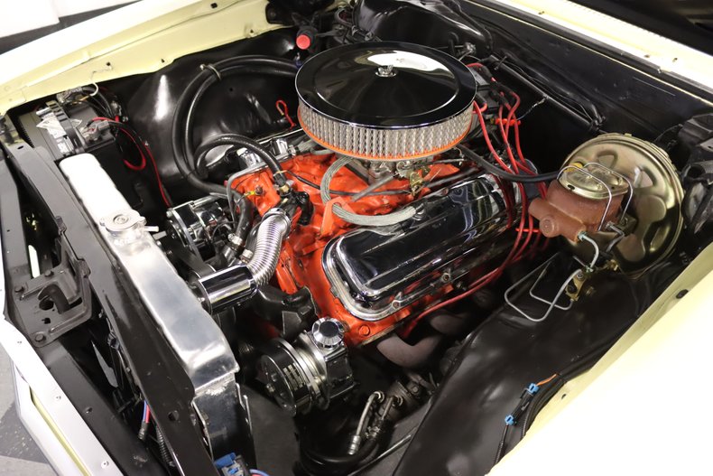 Chevrolet-Chevelle-1967-Butternut-Yellow-Black-46