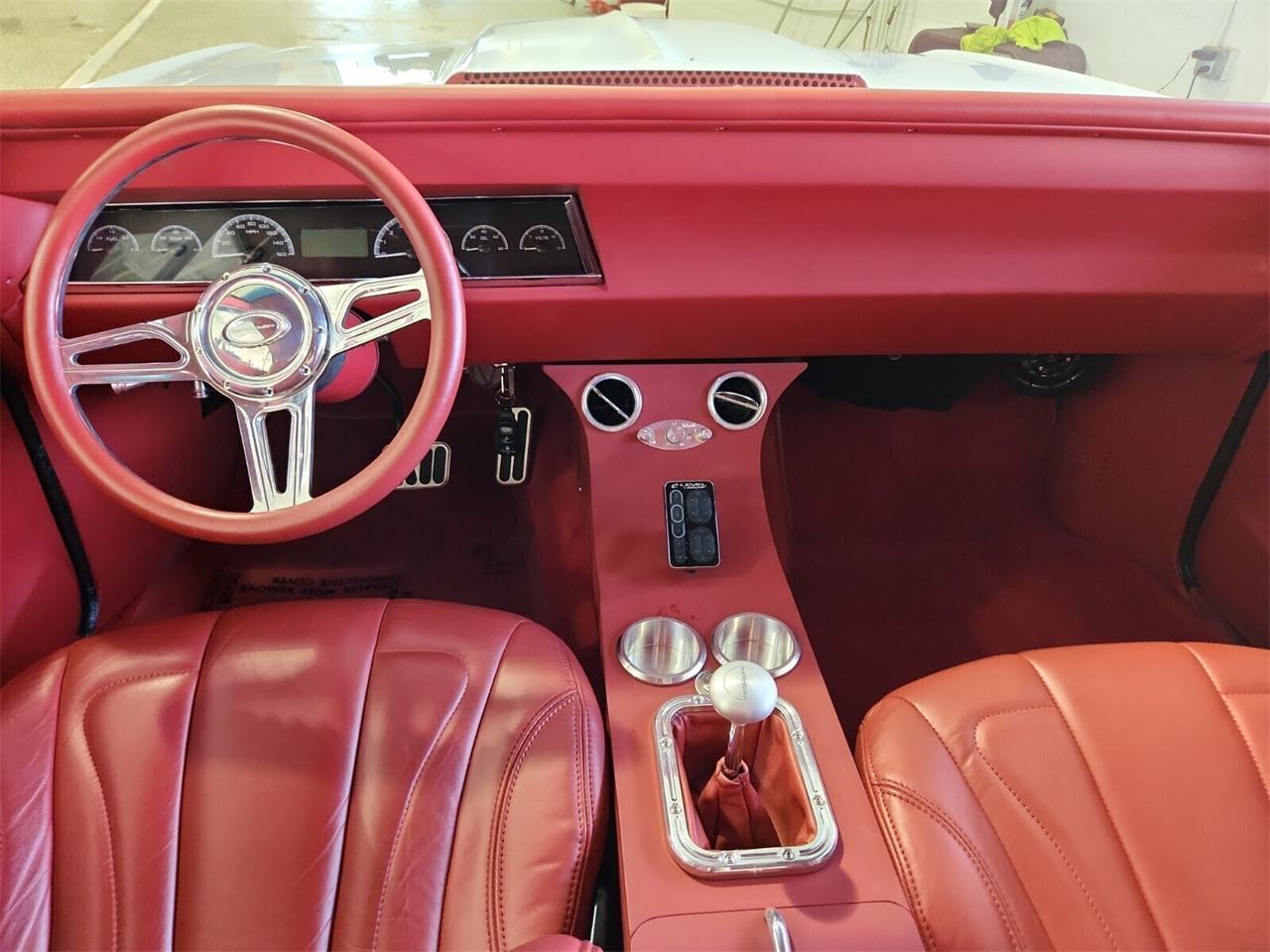 Chevrolet-Chevelle-1967-WHITE-RED-16
